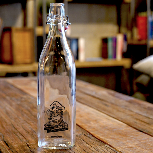 Bretterbude Merchandise: Große Glasflasche mit Bügelverschluss - Ahoi ihr Halunken